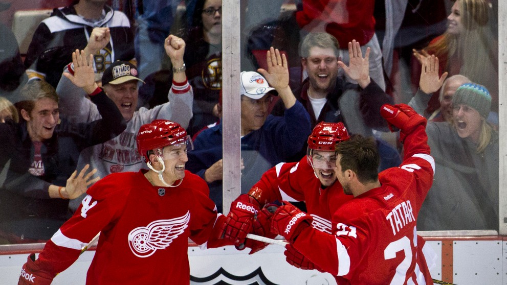  Hokejista Detroitu Red Wings Slovák Tomáš Jurčo (uprostred ) sa teší so svojím spoluhráčom a krajanom Tomášom Tatarom (vpravo) 