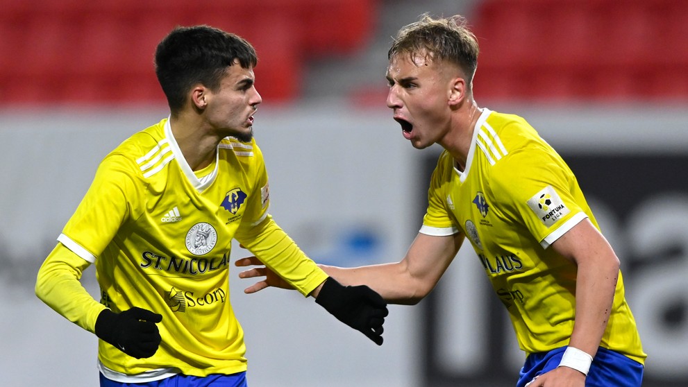 Zľava Brain Peňa Perez (MFK Zemplín Michalovce) oslavuje gól so spoluhráčom Matejom Trusom v zápase Fortuna ligy v Trenčíne.