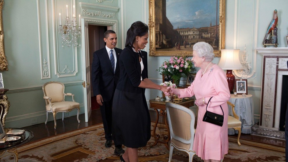 Faux pas Obamovej vyvolal rozruch. Toto si ku kráľovnej dovoliť nemala