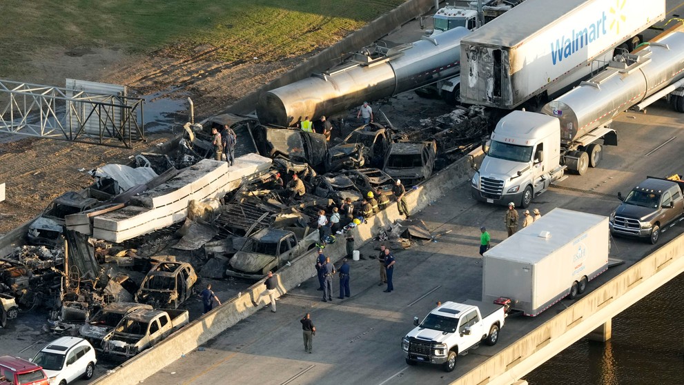 Zhorené vozidlá po hromadnej zrážke v hmle.
