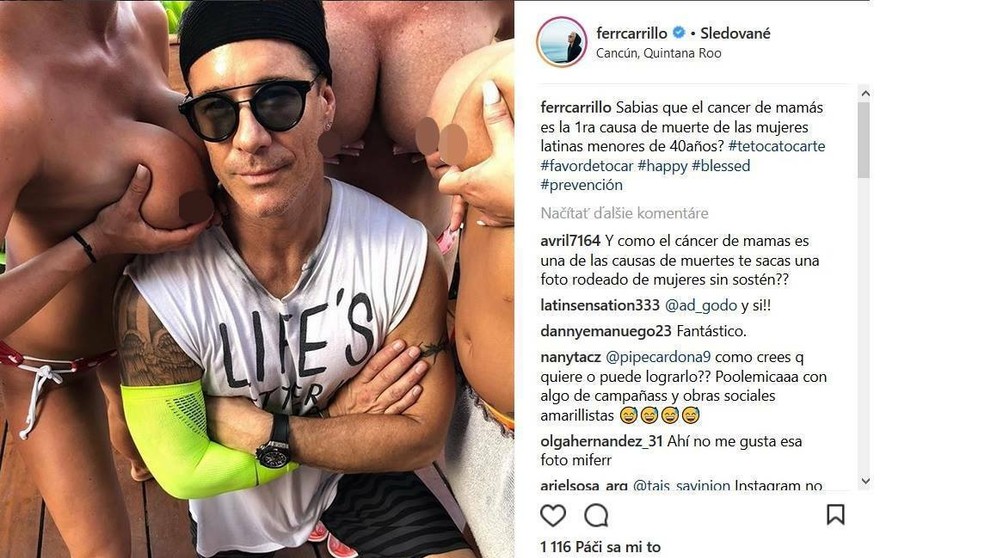 Fernando Carrilo so ženskými prsami