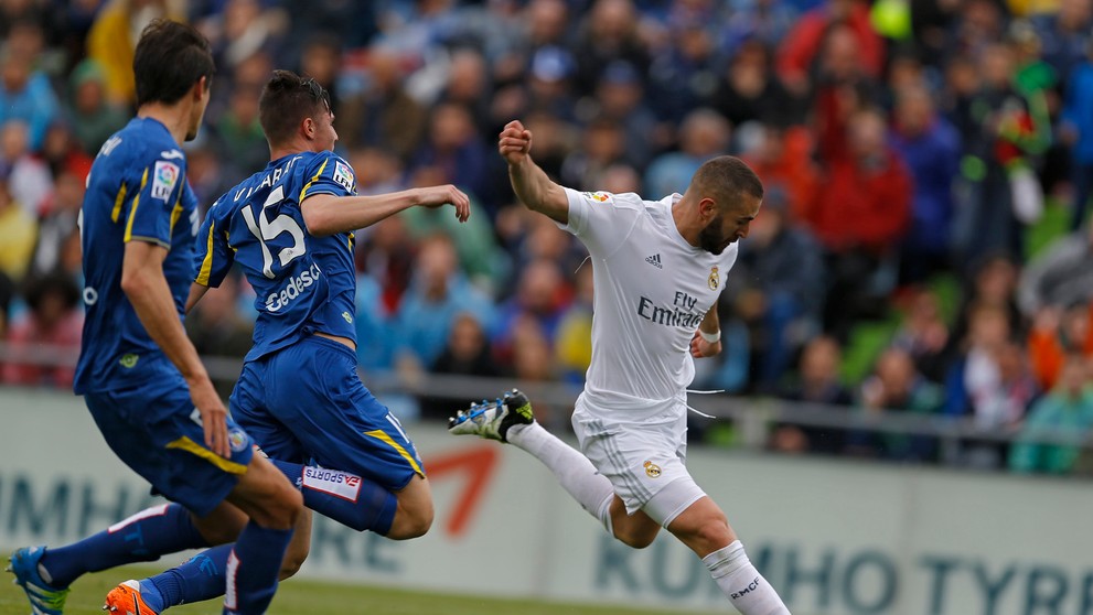 Karim Benzema strieľa na bránu