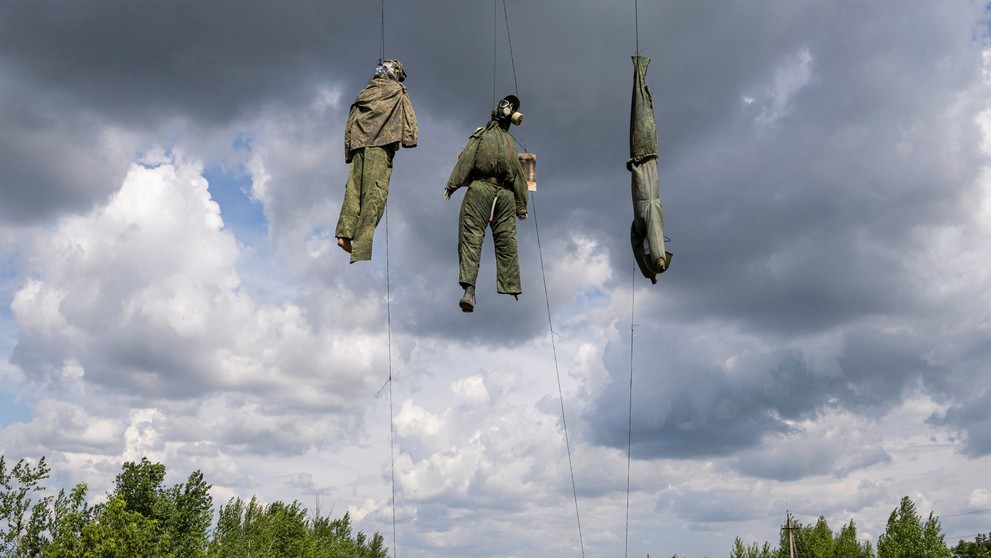 Figuríny ruských vojakov zavesené neďaleko frontovej línie v Charkovskej oblasti.