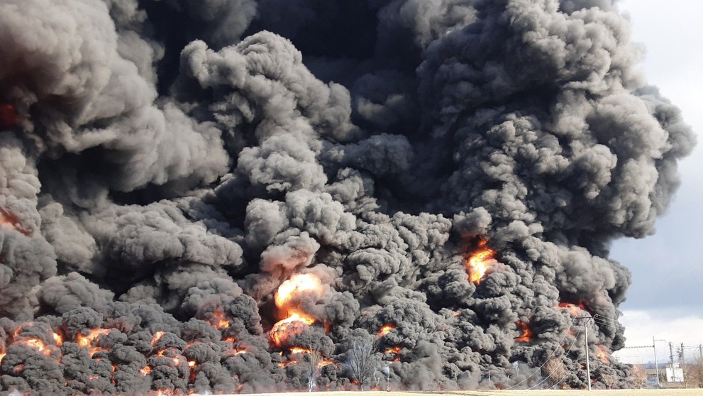 Požiar vlakových cisterien s benzolom.