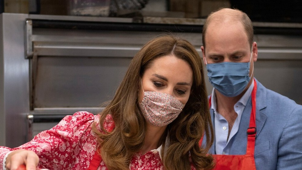 Kráľovský pár na "brigáde" v pekárni.