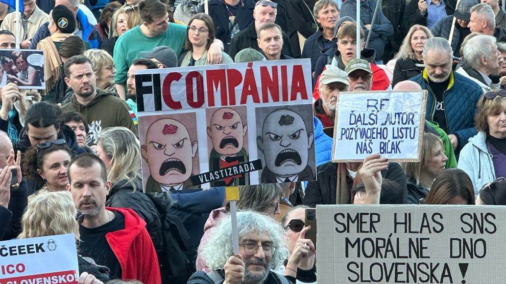 Protestujúci s transparentom