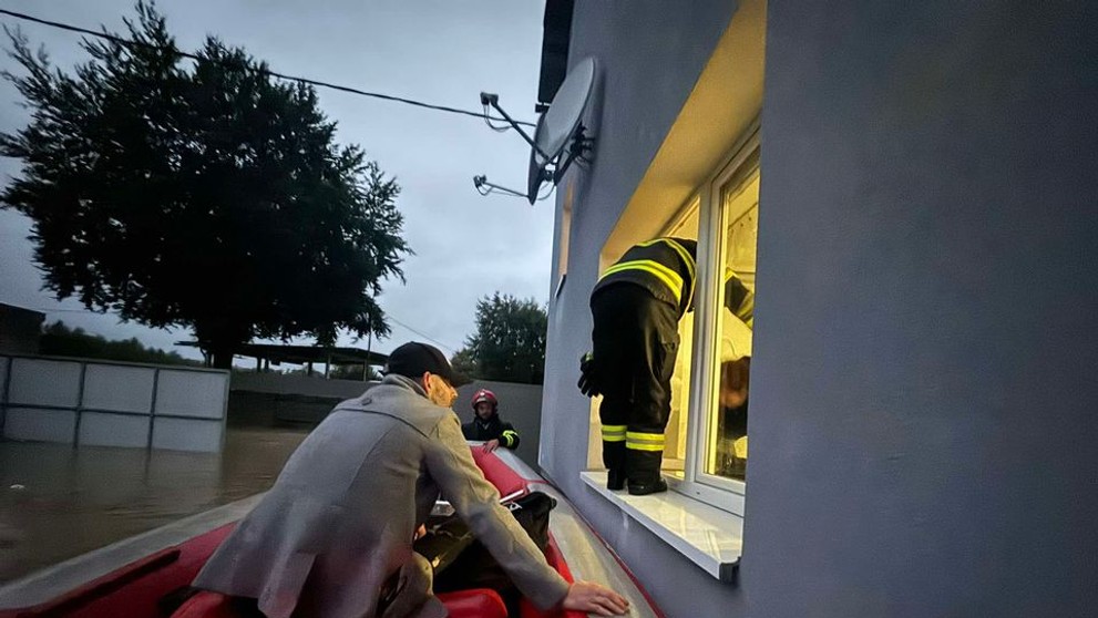 Hasiči pomáhajú s evakuáciou obyvateľov.