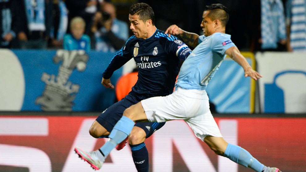 Hráč Realu Madrid Cristiano Ronaldo a Jošimar Jotun (Malmö FF) v skupinovej fáze LM.