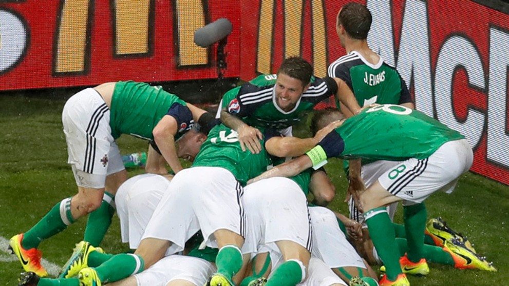 Futbalisti zo Severného Írska sa tešia po góle Garetha McAuleyho proti Ukrajine.