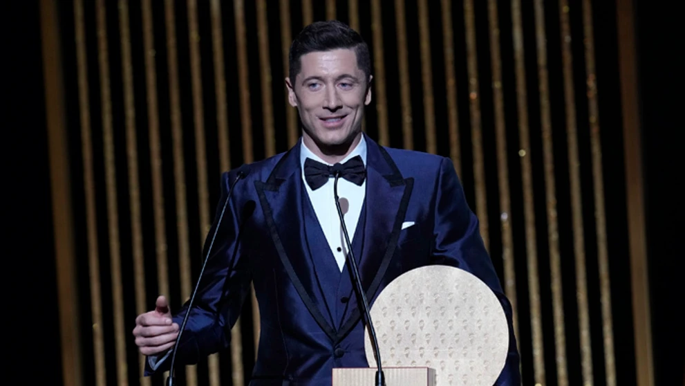 Útočník Bayernu Mníchov Robert Lewandowski si prevzal trofej Zlatá lopta 2021 v kategórii Útočník roka.