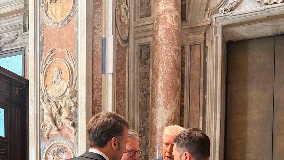 Donald Trump a Volodymyr Zelenskyj sa stretli na pohrebe pápeža