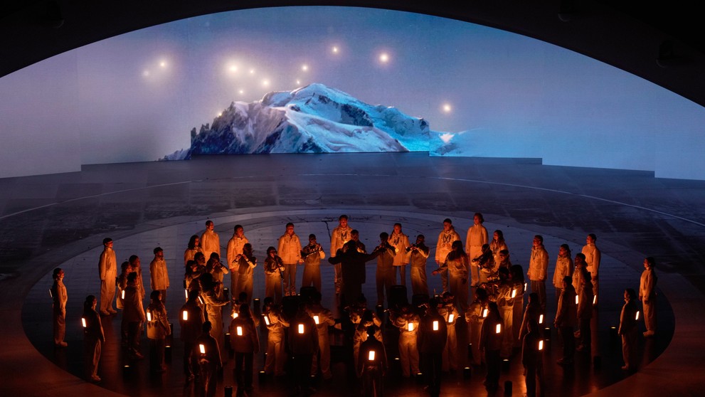 Na snímke umelci vystupujú počas záverečného ceremoniálu.