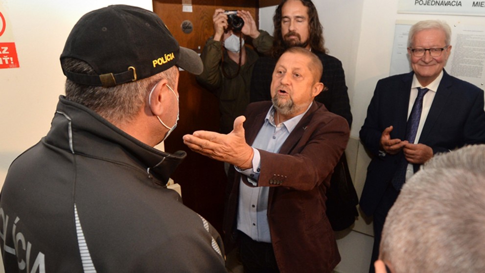 Šéfredaktor časopisu Zem a Vek Tibor Eliot Rostas a bývalý sudca Štefan Harabin. 