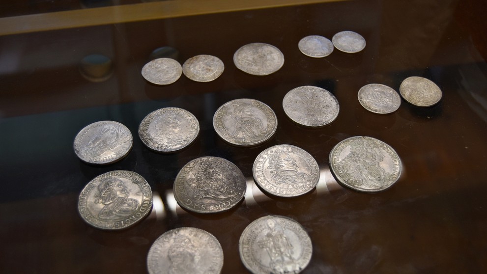 Na snímke strieborné mince s nádobou, ktoré boli nájdené v obci Kostolné Kračany v okrese Dunajská Streda