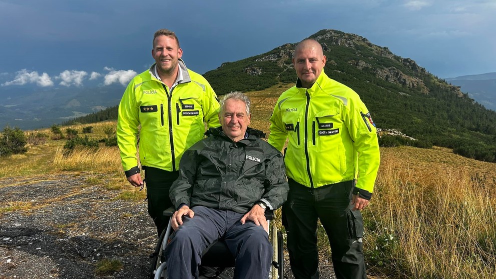 Exprezidenta Zemana v Tatrách ratovali policajti.