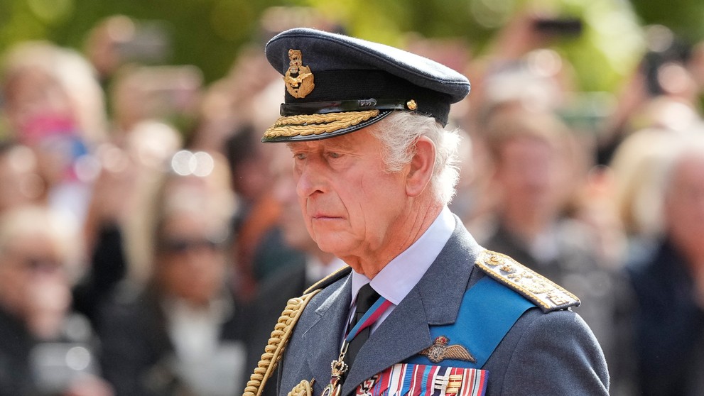 Kráľ Karol lll. kráčajúci v sprievode za rakvou zosnulej britskej kráľovnej Alžbety ll.