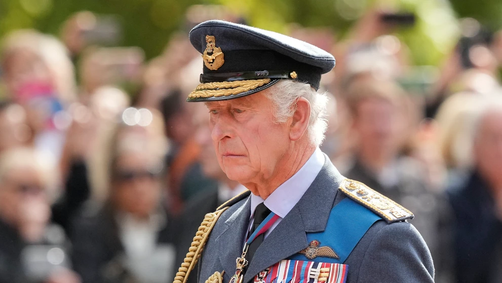 Kráľ Karol lll. kráčajúci v sprievode za rakvou zosnulej britskej kráľovnej Alžbety ll.