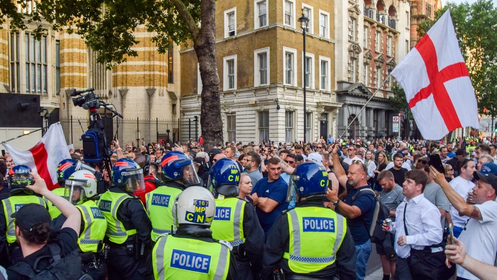 Protestujúci v kolízii s políciou počas protestu po pondelkovej vražde troch dievčat na tanečnom podujatí pre deti venovanom tvorbe americkej speváčky Taylor Swiftovej.