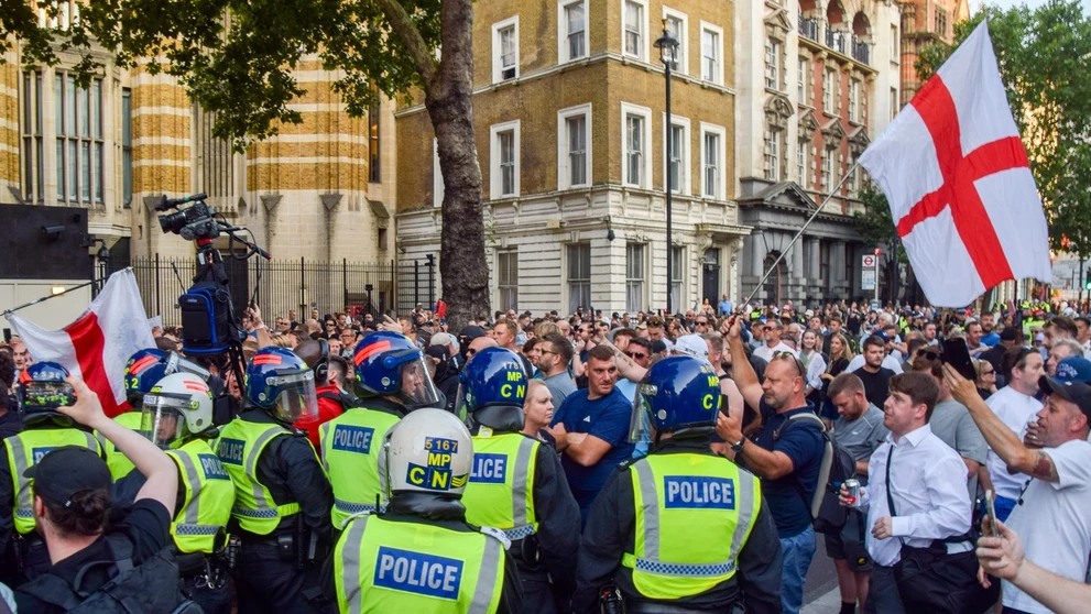 Protestujúci v kolízii s políciou počas protestu po pondelkovej vražde troch dievčat na tanečnom podujatí pre deti venovanom tvorbe americkej speváčky Taylor Swiftovej.