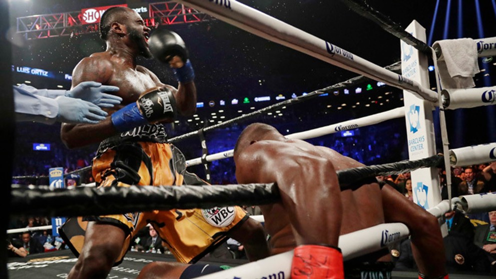 Deontay Wilder oslavuje knokaut na Luisa Ortiza v 6. kole.