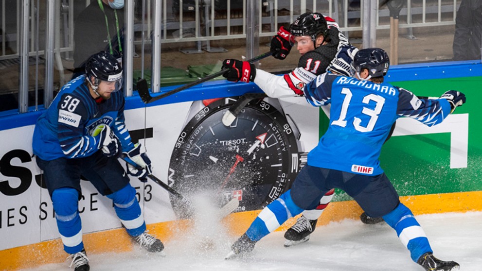 Teemu Turunen (Fínsko), Jaret Anderson-Dolan (Kanada) a Mikael Ruohomaa (Fínsko) vo finále MS 2021.