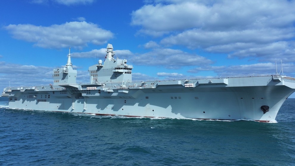 Obojživelná útočná loď Typ 076 S'-čchuan.