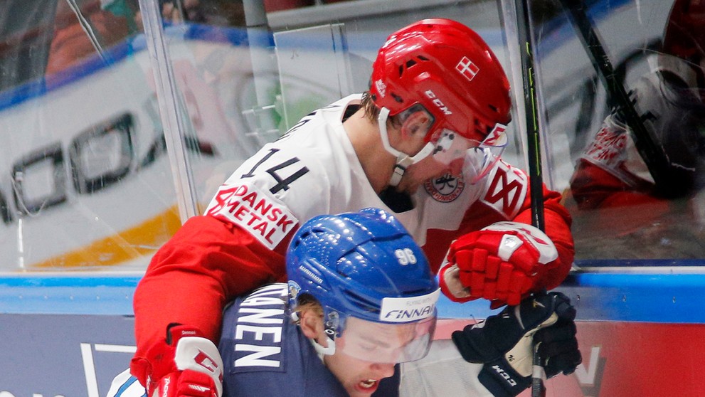 Fínska nádej Mikko Rantanen (vpredu) v súboji pri mantineli s Dánom Jesperom Jensenom v zápase štvrťfinále na MS v Rusku.