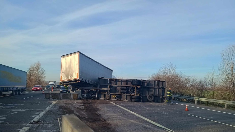Nehoda kamióna na D1