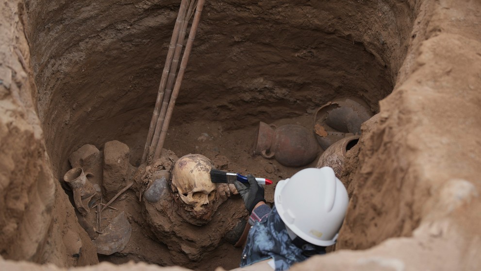 Archeológ skúma viac než 1000 rokov starú múmiu, ktorú náhodne objavila skupina robotníkov.