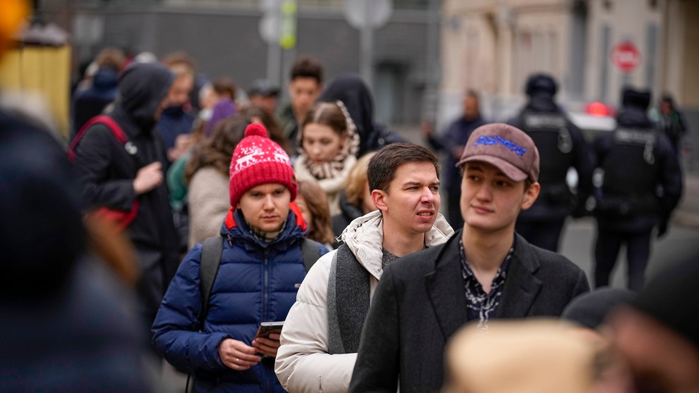 Rada pred volebnou miestnosťou v Moskve.