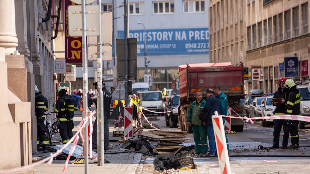 Na snímke sanitka po výbuchu plynu na Gorkého ulici v Bratislave 