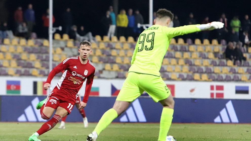 Zľava Martin Rymanenko (Banská Bystrica) a brankár Trenčína Michal Kukučka v 20. kole Niké ligy.