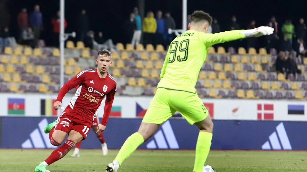 Zľava Martin Rymanenko (Banská Bystrica) a brankár Trenčína Michal Kukučka v 20. kole Niké ligy.