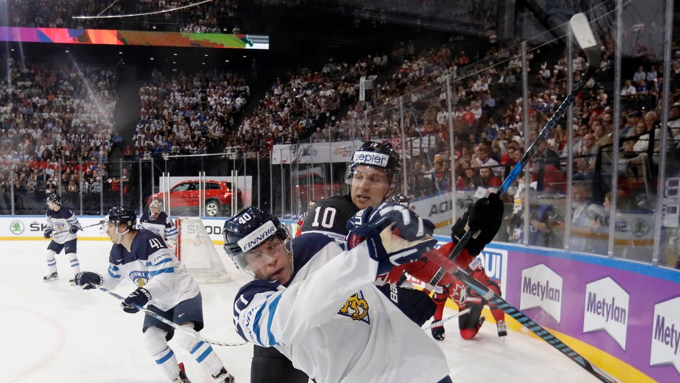 Kanaďan Brayden Schenn (vzadu) v nešetrnom súboji pri mantineli s Fínom Tomim Sallinenom v dueli MS 2017.