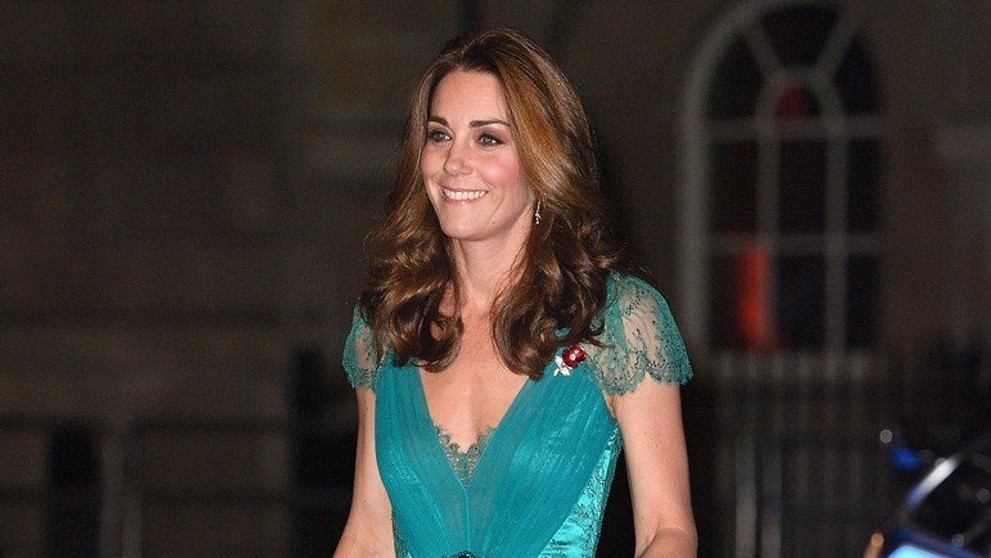 Kate Middleton v róbe od Jenny Packham teraz.