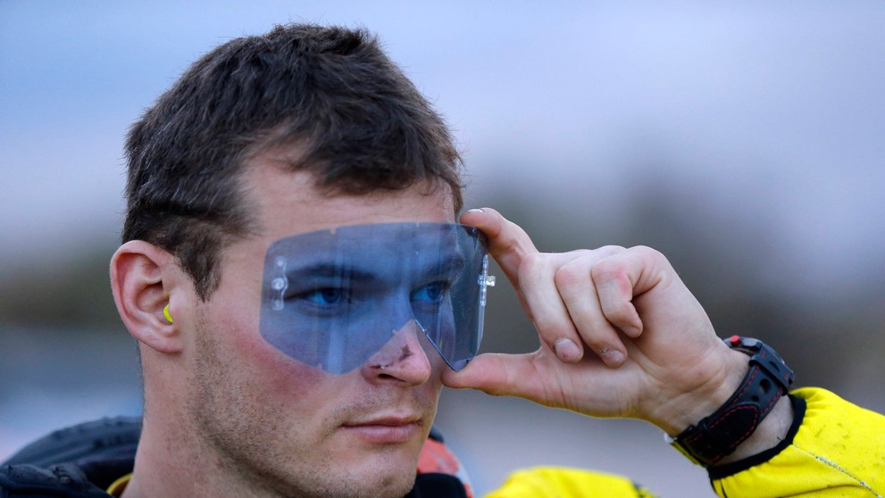  Štefan Svitko skúša fóliu na okuliare pred štartom 10. etapy  38. ročníka  Rely Dakar.