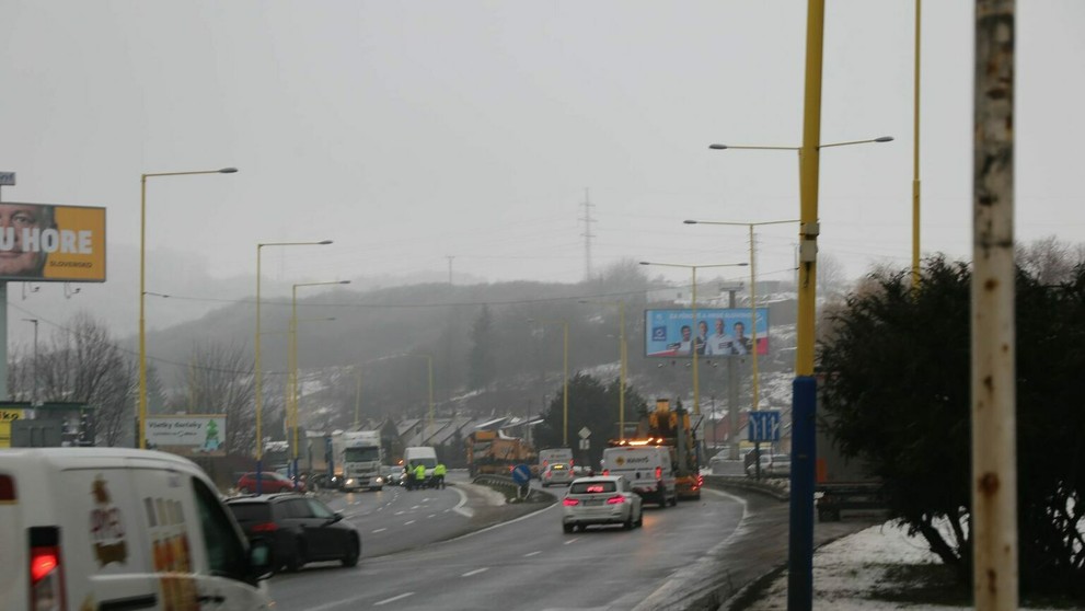 Policajný doprovod presunu demolačného stroja z Prešova do Čiech.