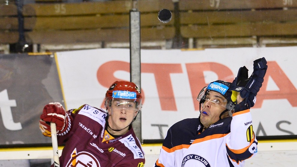 Na snímke vľavo Jozef Švec (Dukla) a vpravo Juraj Cebák (Košice)