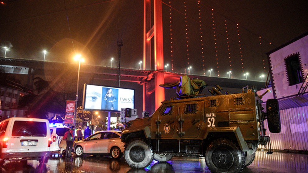 Vojenské vozidlo blokuje prístup do istanbulského klubu Reina, kde sa na Nový rok strieľalo.