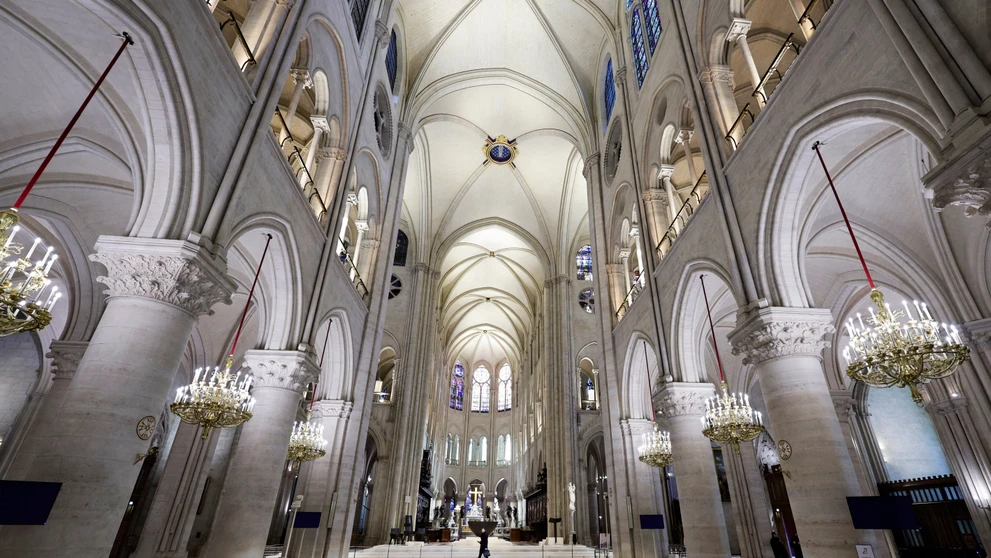 Interiér zrekonštruovanej parížskej katedrály Notre- Dame.