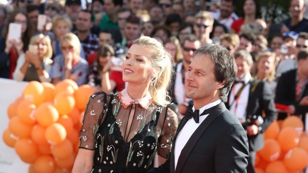 Habera s prekrásnou manželkou v Karlových Varoch. Ako z Hollywoodu