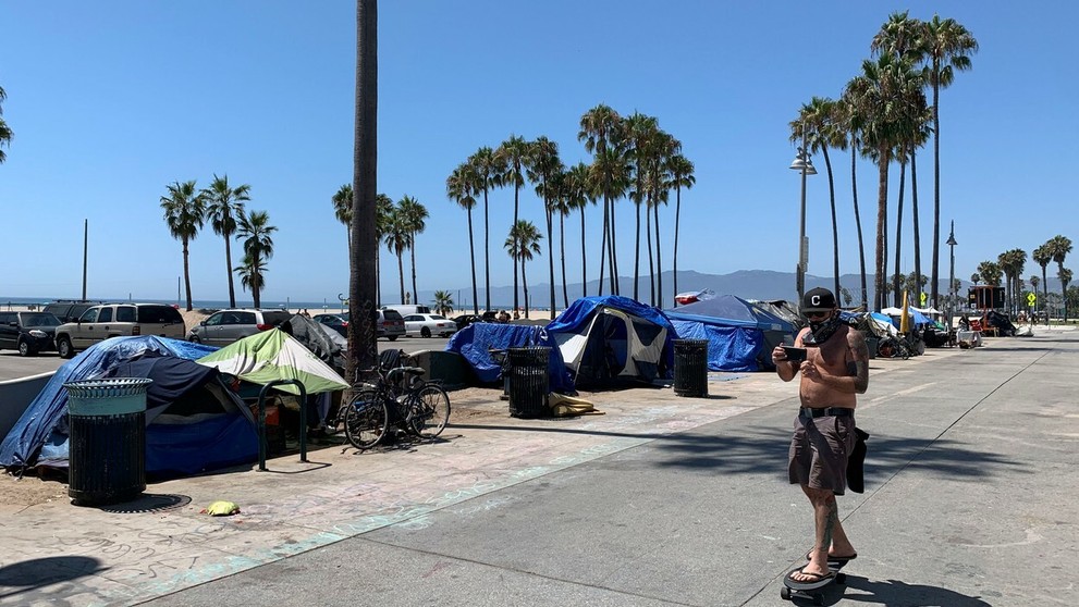 Ulice Los Angeles plné bezdomovcov