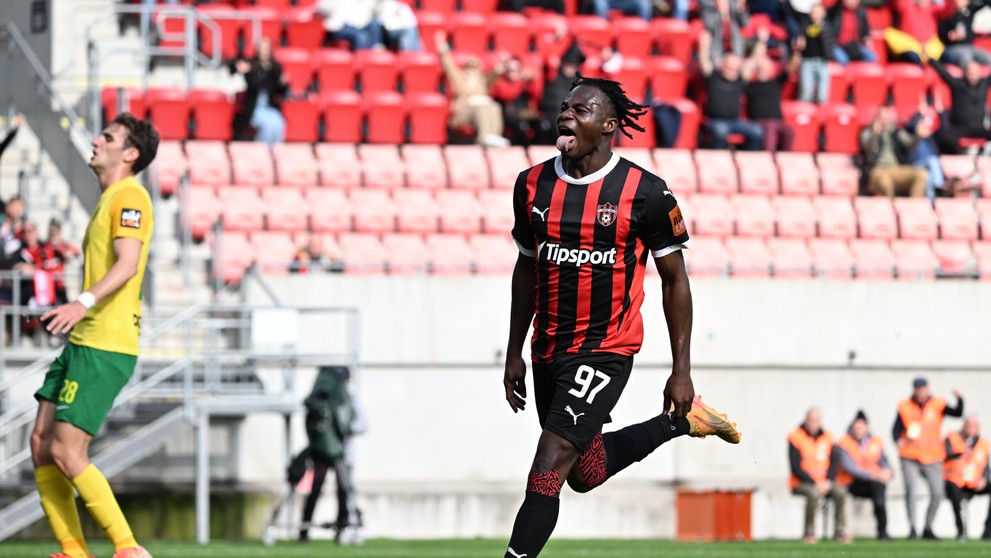 Hráč Trnavy Kelvin Ofori sa teší z gólu v 4. kole nadstavby Niké ligy proti Trnave.