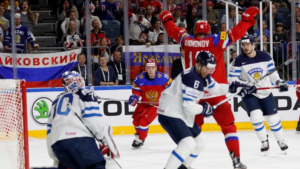 Sergej Andronov (v strede) z Ruská jasá po góle vo fínskej sieti v dueli o bronz na MS 2017.