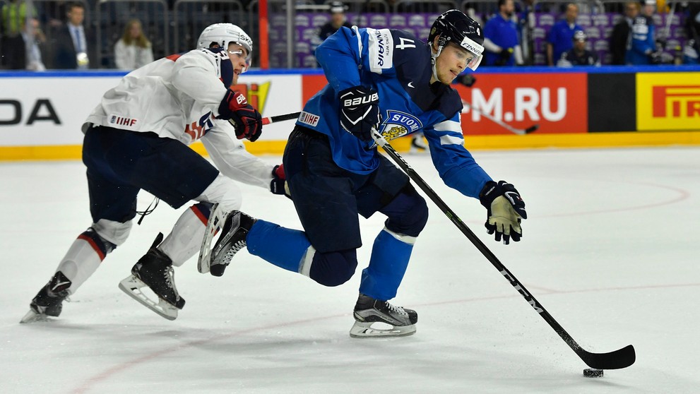 Mikko Lehtonen (vpravo) z Fínska uniká vo štvrťfinále MS Američanovi Andrewovi Coppovi.