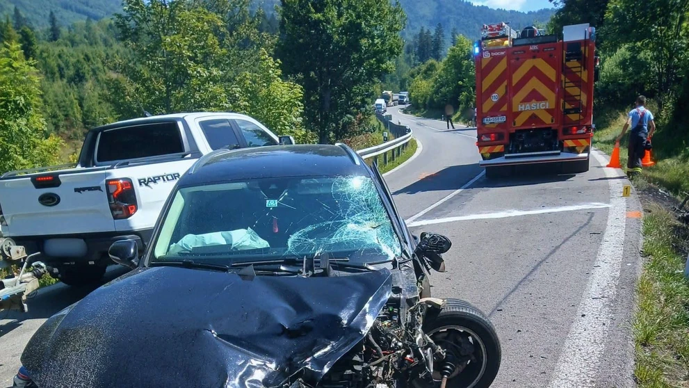 Zrážka auta a motocyklov pri Pohronskej Polhore