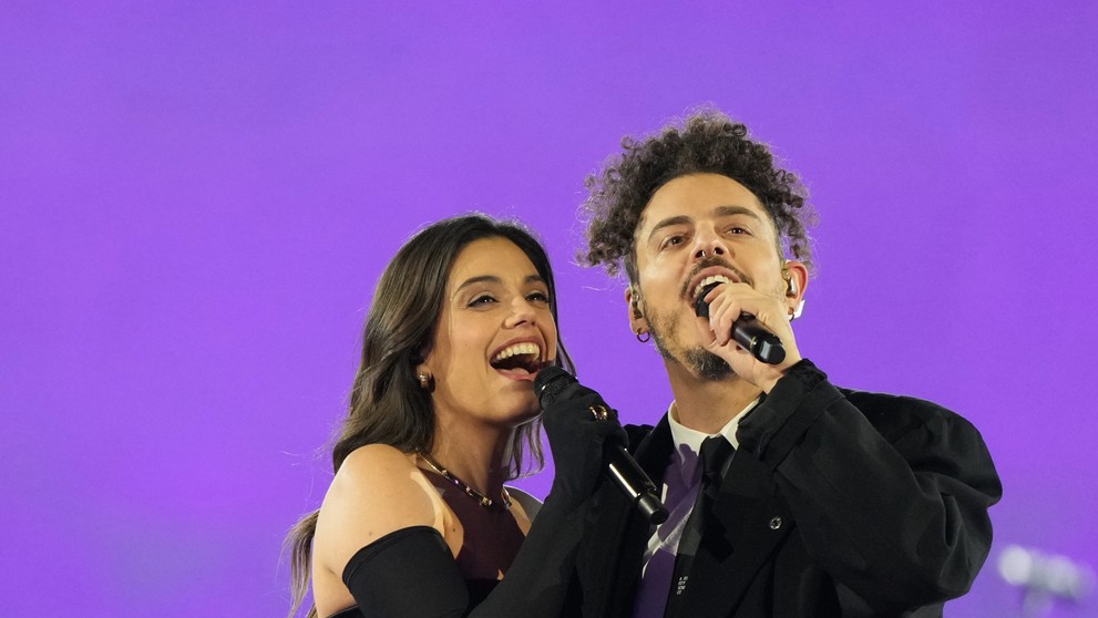 Na snímke speváčka Margherita Vicario a Davide Shorty vystupujú počas záverečného ceremoniálu.