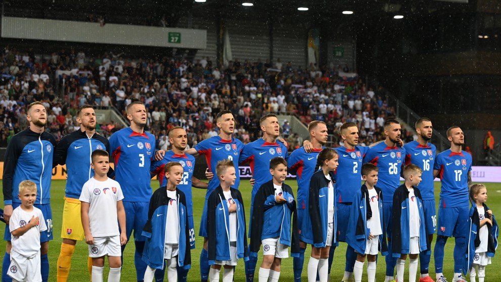 Na snímke futbalisti Slovenska pózujú pred prípravným zápasom medzi Slovenskom a Walesom