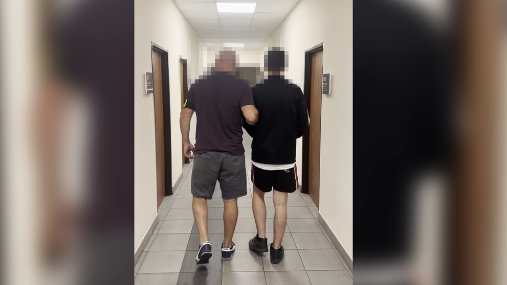 Traja mladí muži mali chlapca (17) poliať benzínom a podpáliť