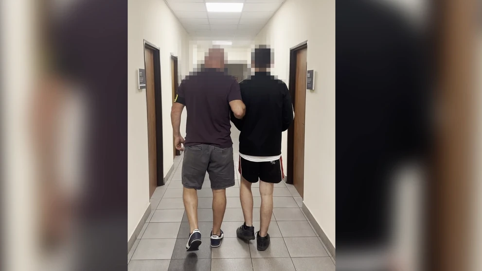 Traja mladí muži mali chlapca (17) poliať benzínom a podpáliť